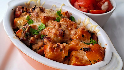 Dýně Hokaido pečená se šunkou, vejci a sýrem.