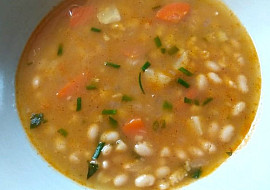 Fazolačka (Zásmažku prifarbujem mletou paprikou, aby nebola polievka taká bledá...)