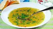 Jarní hrášková polévka s vaječnou zavářkou