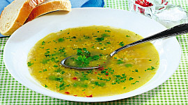 Jarní hrášková polévka s vaječnou zavářkou