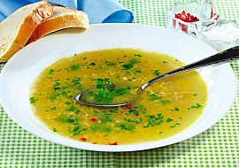 Jarní hrášková polévka s vaječnou zavářkou