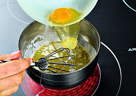 Jarní hrášková polévka s vaječnou zavářkou