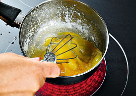 Jarní hrášková polévka s vaječnou zavářkou