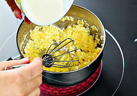 Jarní hrášková polévka s vaječnou zavářkou