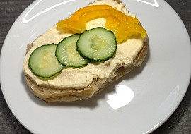 Jemná brynzová s tvarohem a česnekem (Dávam iba cesnak obyčajne. Často medvedí.)