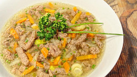 Kuřecí polévka s játrovou rýží