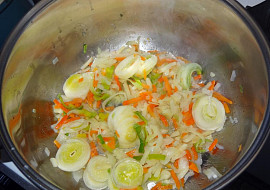 Kuřecí polévka s játrovou rýží