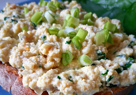 Kvasnicová pomazánka s medvědím česnekem