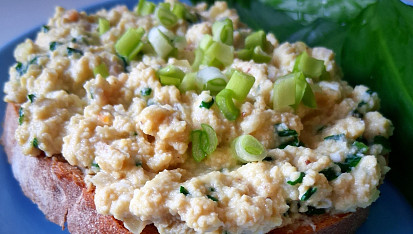 Kvasnicová pomazánka s medvědím česnekem