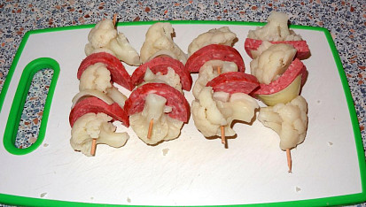 Květákový špíz se salámem