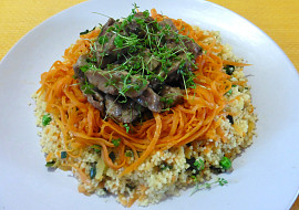 Marinované vepřové nudličky s mrkvovými špagetami