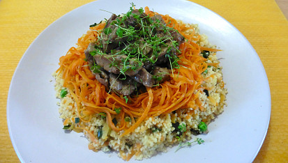 Marinované vepřové nudličky s mrkvovými špagetami