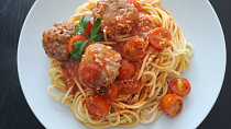 Masové kuličky s rajčatovou omáčkou a špagetami