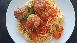 Masové kuličky s rajčatovou omáčkou a špagetami