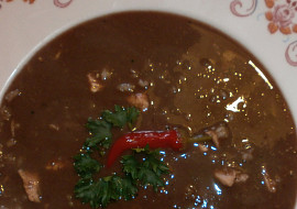 Černá zabijačková polévka "prdelačka" z jelítka