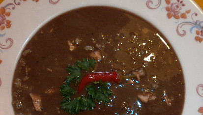 Černá zabijačková polévka "prdelačka" z jelítka