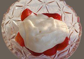 Jahody s medem a vanilkovým krémem