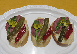 Jednohubky se salámem vysočina a rukolou