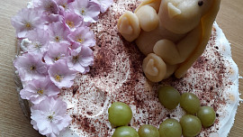 Nepečený piškotový dort s ovocem a zakysanou smetanou