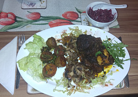 Pečené hovězí žebro na cibuli a žampionech