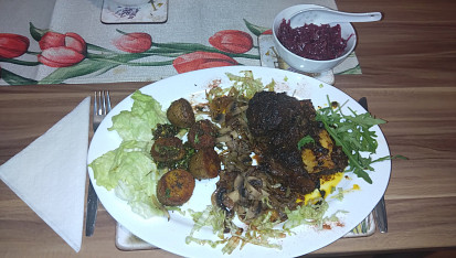 Pečené hovězí žebro na cibuli a žampionech