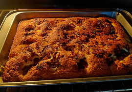 Rychlá jednoduchá buchta s broskvemi a kakaem