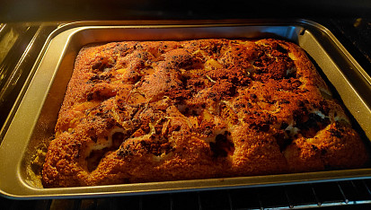 Rychlá jednoduchá buchta s broskvemi a kakaem