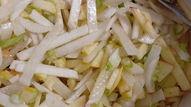 Salát z bílé ředkve, vodnice a jablek