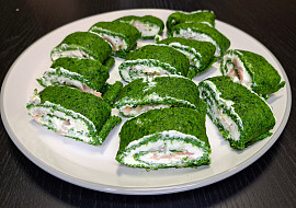 Špenátová roláda s krémem a uzeným lososem