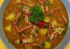 Gulášová polévka s mletým masem