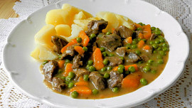 Hovězí kližka s mrkví a hráškem