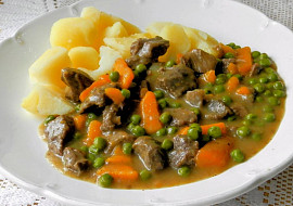 Hovězí kližka s mrkví a hráškem