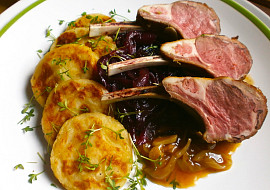 Jehněčí hřebínek na cibuli a česneku