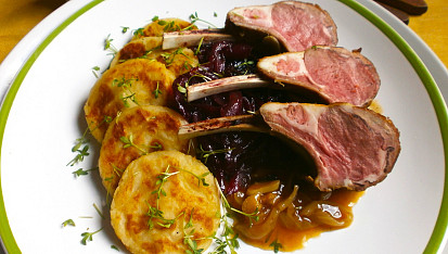 Jehněčí hřebínek na cibuli a česneku