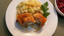 Kapsa z vepřové pečeně plněná slaninou a vejcem