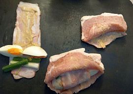 Kapsa z vepřové pečeně plněná slaninou a vejcem