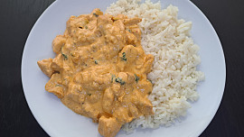 Kuřecí nudličky s krémovou omáčkou a rýží