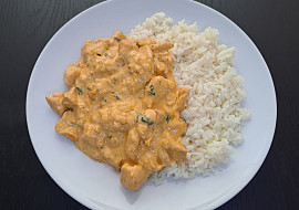 Kuřecí nudličky s krémovou omáčkou a rýží