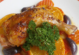 Kuřecí stehna na mrkvi a pomerančích