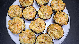 Muffiny se zkaramelizovanou cibulí, šunkou a sýrem