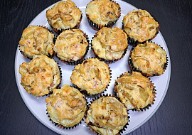 Muffiny se zkaramelizovanou cibulí, šunkou a sýrem