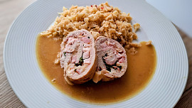 Panenka plněná uzeným bůčkem s květákovou rýží