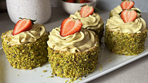 Pistáciové dortíky s jahodami