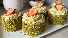 Pistáciové dortíky s jahodami