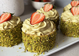 Pistáciové dortíky s jahodami