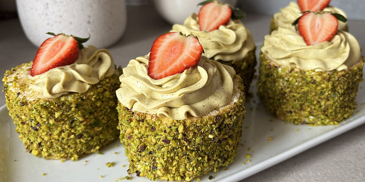 Pistáciové dortíky s jahodami