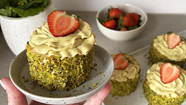 Pistáciové dortíky s jahodami