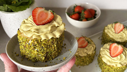 Pistáciové dortíky s jahodami