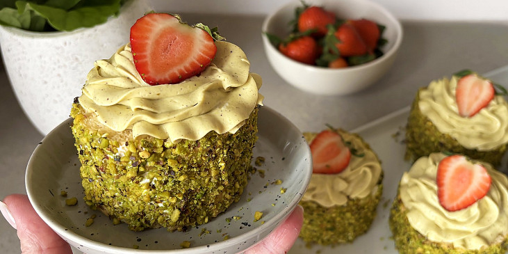 Pistáciové dortíky s jahodami