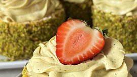 Pistáciové dortíky s jahodami